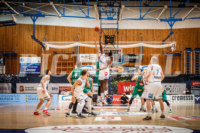 Basketball, bet-at-home Basketball Superliga 2021/22, Playoffs, Viertelfinale Spiel 1, Oberwart Gunners, Kapfenberg Bulls, #featured Jumpball
