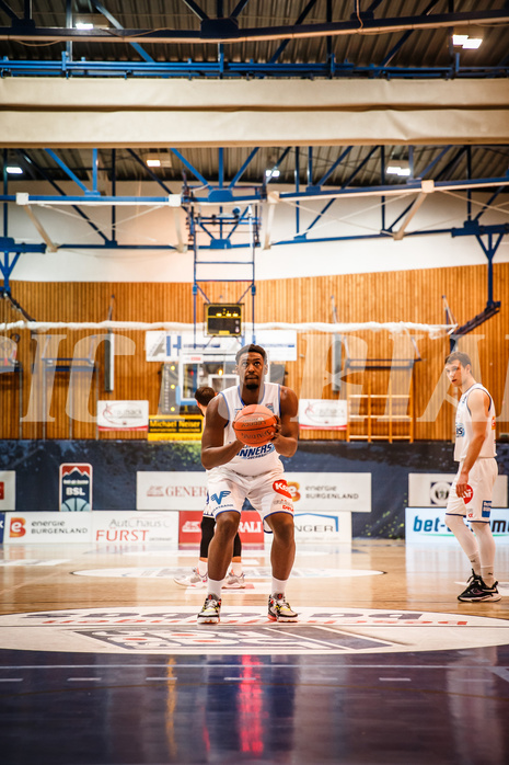Basketball, bet-at-home Basketball Superliga 2021/22, Grunddurchgang Runde 8, Oberwart Gunners, Gmunden Swans, Emondre Rickman (14)