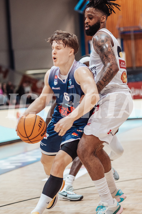 Basketball, Basketball Superliga 2023/24 , Qualifikationsrunde 4, Oberwart Gunners, BBC Nord Dragonz, Valentin Pasterk (6), Kris Monroe (13)