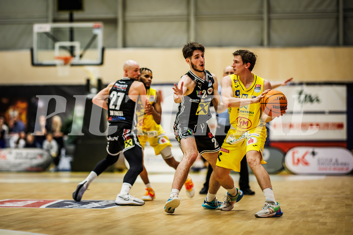 Basketball, Win2Day Superliga 2023/24, Grunddurchgang 16.Runde, SKN St. Pölten, Flyers Wels, Elvir Jakupovic (21), Roman Jagsch (9) Basketball, Win2Day Superliga 2023/24, Grunddurchgang 16.Runde, SKN St. Pölten, Flyers Wels, Elvir Jakupovic (21), Roman Jagsch (9)