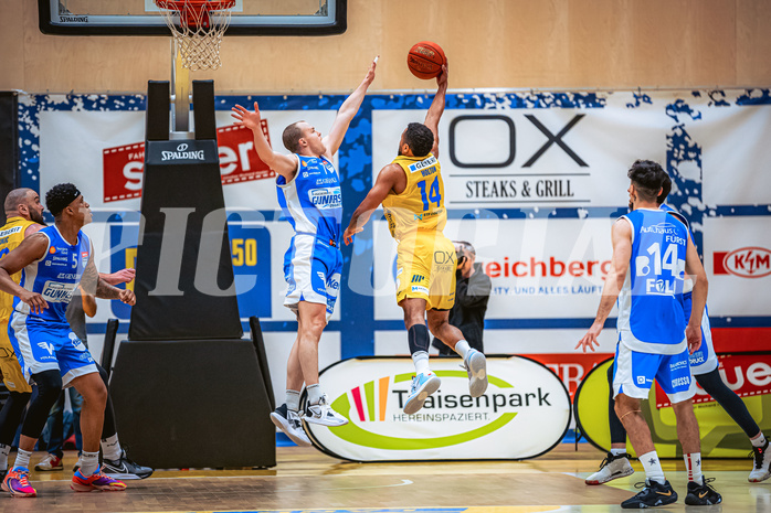 Basketball, Win2Day Superliga 2022/23, 2. Platzierungsrunde, SKN St. Pölten, Oberwart Gunners, Sebastian Käferle (7), Michael Holton Jr. (14)