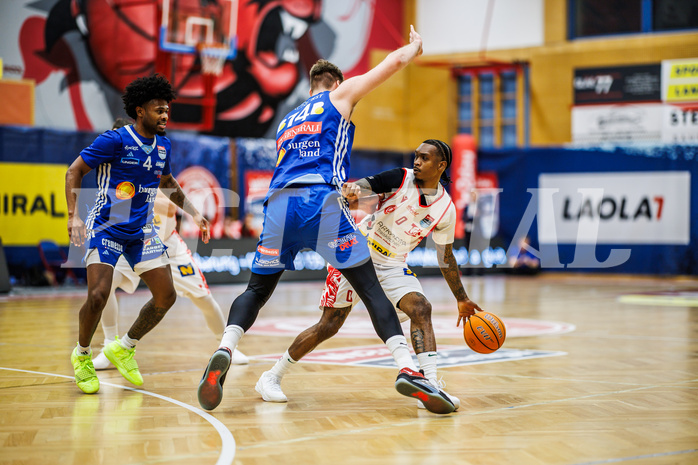 Basketball, Win2Day Superliga 2024/25, Playoffs, Halbfinale Spiel 2, Traiskirchen Lions, Oberwart Gunners, Daniel Köppel (14), Cedric Russell (0)