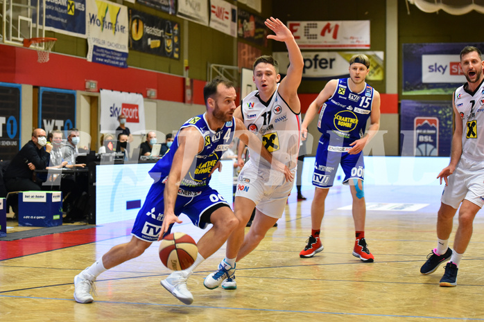 Basketball Superliga 2020/21, Grunddurchgang 6.Runde Flyers Wels vs. Swans Gmunden, Enis Murati (4), Lukas Reichle (17),
