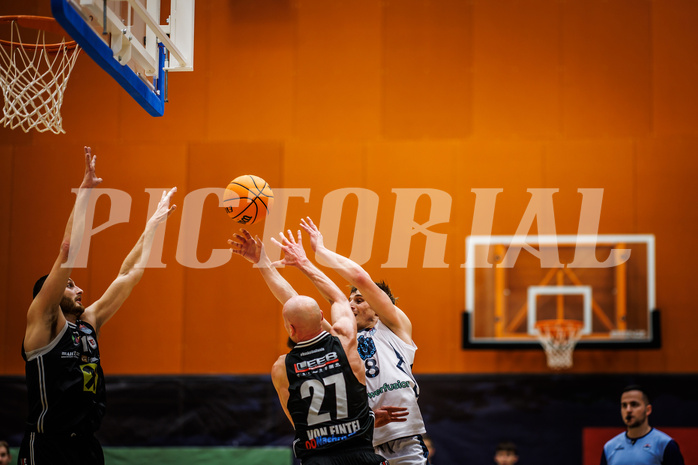 Basketball, Basketball Austria Cup 2023/24, Achtelfinale Spiel 2, Vienna Timberwolves, Flyers Wels, Christian Von Fintel (27), Elias Wlasak (8)