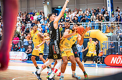 Basketball, Win2Day Superliga 2022/23, Viertelfinale Spiel 4, SKN St. Pölten Basketball, Raiffeisen Flyers Wels, Arvydas Gydra (13), Rashaan Guylain Mbemba (12)