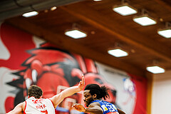 Basketball, Win2Day Superliga 2024/25, 2. Platzierungsrunde, Traiskirchen Lions, Oberwart Gunners, Benedikt Güttl (7), Quincy Diggs (13)