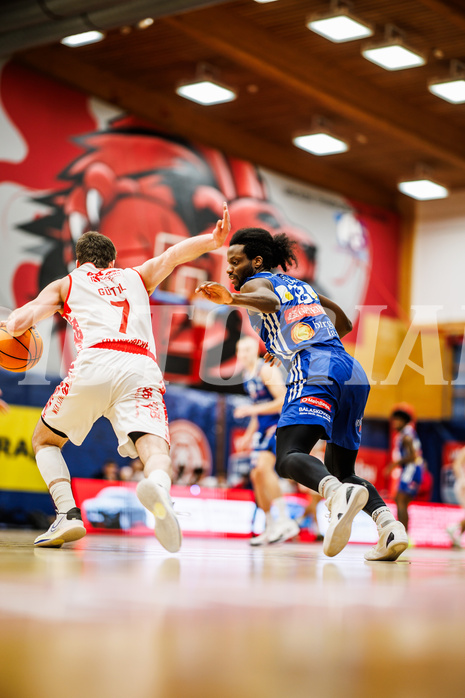 Basketball, Win2Day Superliga 2024/25, 2. Platzierungsrunde, Traiskirchen Lions, Oberwart Gunners, Benedikt Güttl (7), Quincy Diggs (13)