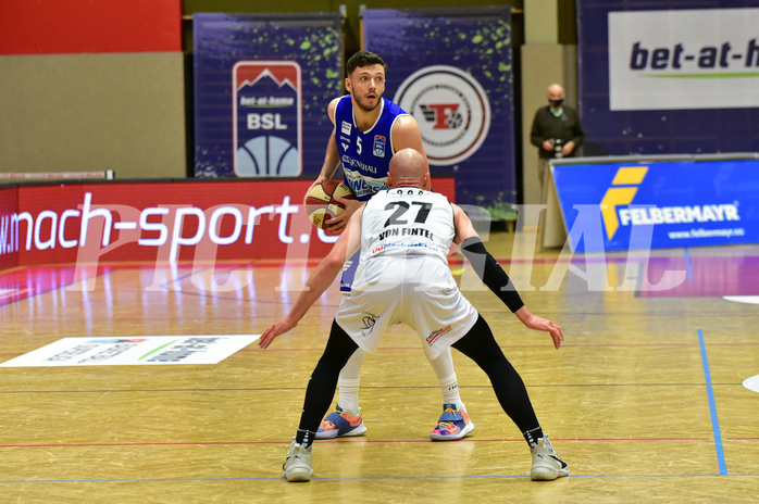 Basketball Superliga 2020/21, Grunddurchgang 13. Runde Flyers Wels vs. Oberwart, Ignas Fiodorovas. (5), Christian Von Fintel (27),
