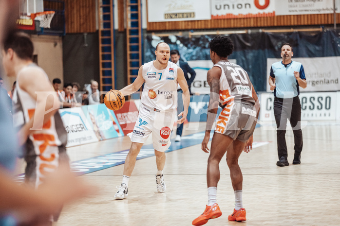 Basketball, Basketball Superliga 2023/24, Grunddurchgang 20.Runde, Oberwart Gunners, Klosterneuburg Dukes, Sebastian Kaeferle (7), Michael Weathers (20) Basketball, Basketball Superliga 2023/24, Grunddurchgang 20.Runde, Oberwart Gunners, Klosterneuburg Dukes, Sebastian Kaeferle (7), Michael Weathers (20)