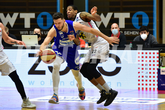Basketball Superliga 2020/21, Grunddurchgang 13. Runde Flyers Wels vs. Oberwart, Ignas Fiodorovas. (5), Jarvis Ray (22),