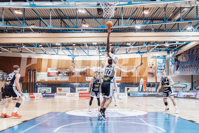Basketball, Basketball Superliga 2023/24 , VF 2, Oberwart Gunners, Gmunden Swans, Shaquille Rombley (5), Toni Blazan (10)