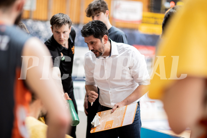 Basketball, Basketball Superliga 2022/23, Viertelfinale Spiel 1, Oberwart Gunners, Klosterneuburg Dukes, Damit Zeleznik (Coach) Basketball, Basketball Superliga 2022/23, Viertelfinale Spiel 1, Oberwart Gunners, Klosterneuburg Dukes, Damit Zeleznik (Coach)