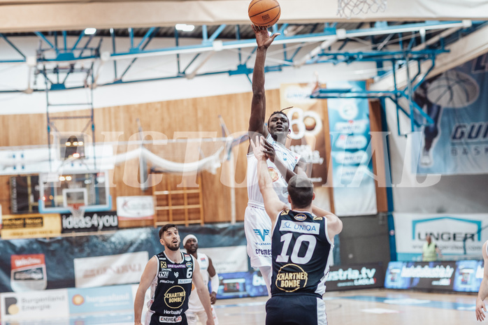 Basketball, Basketball Superliga 2023/24 , VF 2, Oberwart Gunners, Gmunden Swans, Daniel Friedrich (6), Shaquille Rombley (5), Toni Blazan (10)