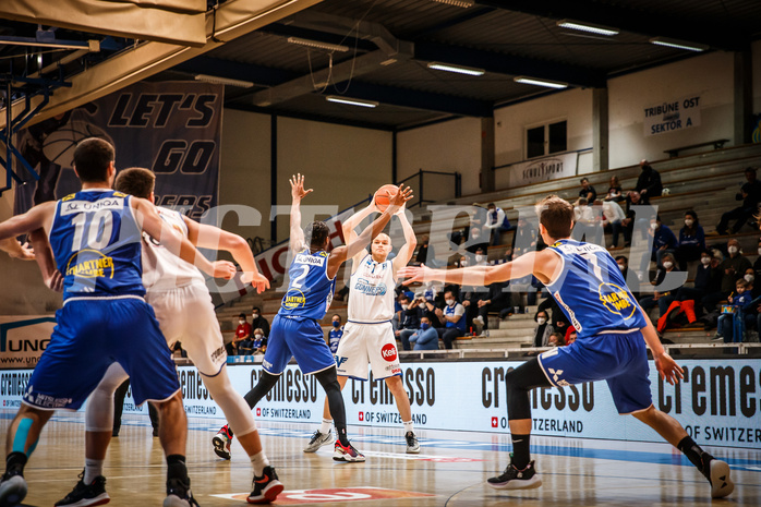 Basketball, bet-at-home Basketball Superliga 2021/22, Grunddurchgang Runde 8, Oberwart Gunners, Gmunden Swans, Sebastian Käferle (7)