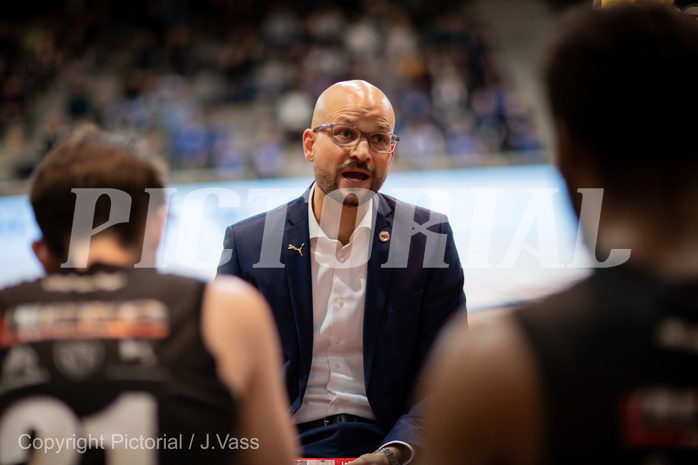 Basketball, win2day Basketball Superliga 2022/23, Grunddurchgang Runde 17, Oberwart Gunners, Flyers Wels, Sebastian Waser (Coach)