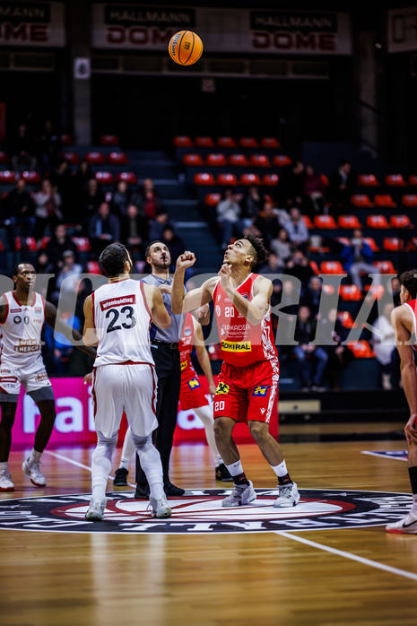 Basketball, Win2Day Superliga 2024/25, Grunddurchgang 13.Runde, BC Vienna, Traiskirchen Lions, Ivan Gavrilovic (23), Noah Oguamalam (20)