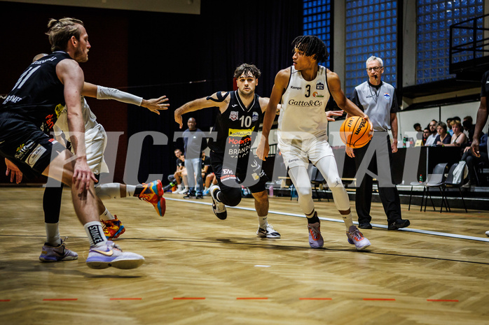 Basketball, Basketball Zweite Liga 2023/24, Grunddurchgang 1.Runde, Basket Flames, Mattersburg Rocks, Julian Alper (10), Yann Grandperret (3)