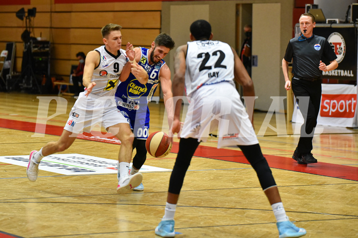 Basketball Superliga 2020/21, Grunddurchgang 6.Runde Flyers Wels vs. Swans Gmunden, Danilo Tepic (9), Daniel Friedrich (6), Jarvis Ray (22),

