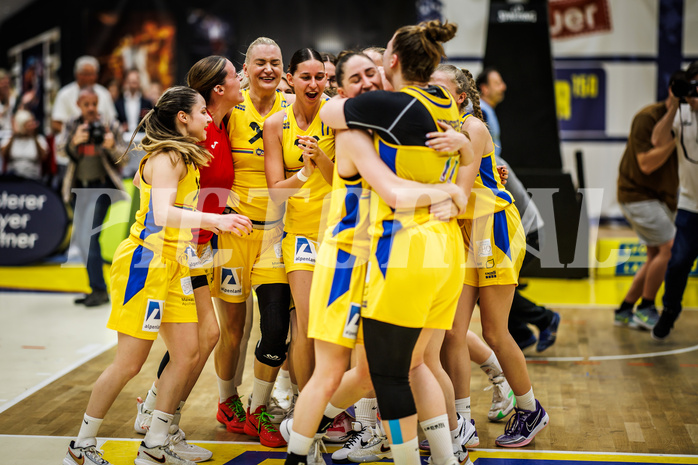 Basketball, Win2Day Basketball Damen Superliga 2023/24, Playoff, Finale Spiel 3, SKN St. Pölten, UBI Graz, SKN St. Pölten, feiern