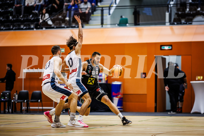 Basketball, Basketball Austria Cup 2023/24, Achtelfinale Spiel 2, Vienna Timberwolves, Flyers Wels, Jakob Szkutta (10), Armin Karian (0), Radii Caisin (13)
