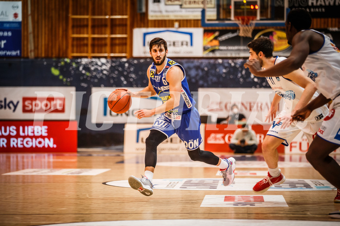 Basketball, bet-at-home Basketball Superliga 2021/22, Grunddurchgang Runde 8, Oberwart Gunners, Gmunden Swans, Daniel Friedrich (6)##