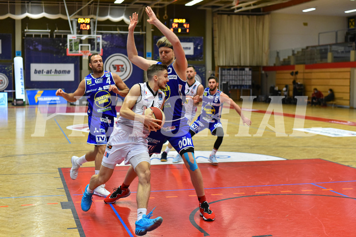 Basketball Superliga 2020/21, Grunddurchgang 6.Runde Flyers Wels vs. Swans Gmunden, Enis Murati (4), Jan Raszdevsek (4), Javion Ogunyemi (5)
