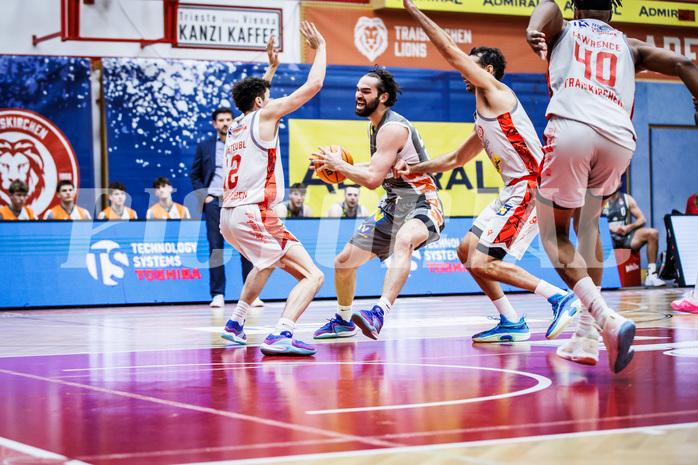 Basketball, Win2Day Superliga 2023/24, Grunddurchgang 10.Runde, Traiskirchen Lions, Klosterneuburg Dukes, Will Carius (24) Basketball, Win2Day Superliga 2023/24, Grunddurchgang 10.Runde, Traiskirchen Lions, Klosterneuburg Dukes, Will Carius (24)