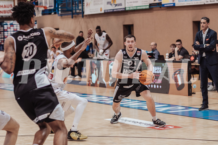 Basketball, Basketball Superliga 2023/24 , Qualifikationsrunde 10, Oberwart Gunners, Kapfenberg Bulls, Derrek Brooks (11), Noah Baumann (4)