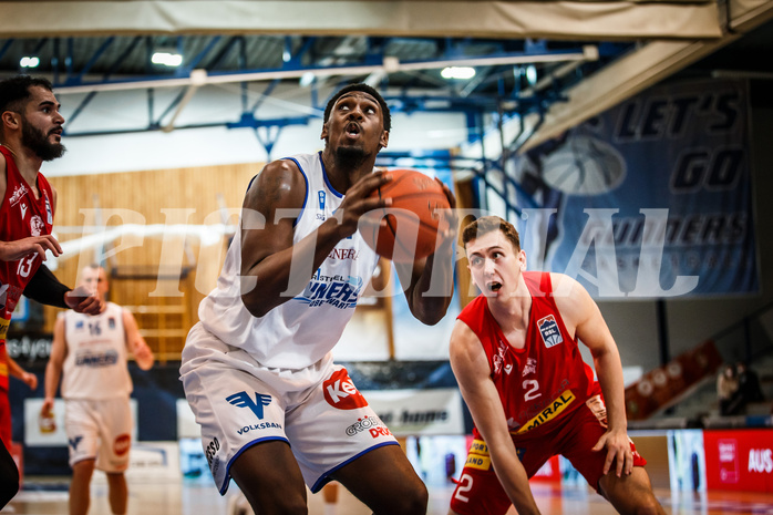 Basketball, bet-at-home Basketball Superliga 2021/22, Grunddurchgang Runde 10, Oberwart Gunners, Traiskirchen Lions, Emondre Rickman (14)