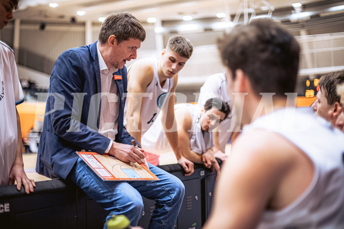 Basketball, Win2Day Superliga 2022/23, Grunddurchgang 11.Runde, Vienna Timberwolves, CITIES Panthers Fürstenfeld, Hubert Schmidt (Head Coach)