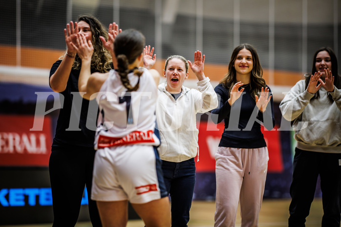 Basketball, Win2Day Basketball Damen Superliga 2023/24, Grunddurchgang 10.Runde, Vienna Timberwolves, DBB LZ OÖ, Marlies Kiefer (Head Coach) Basketball, Win2Day Basketball Damen Superliga 2023/24, Grunddurchgang 10.Runde, Vienna Timberwolves, DBB LZ OÖ, Marlies Kiefer (Head Coach)