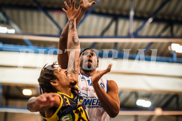Basketball, bet-at-home Basketball Superliga 2021/22, Grunddurchgang Runde 12, Oberwart Gunners, UBSC Graz, Emondre Rickman (14)