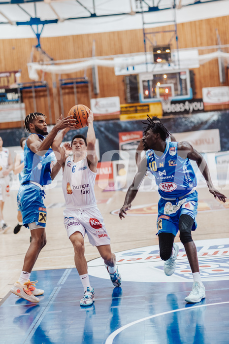 Basketball, Basketball Superliga 2023/24, Grunddurchgang 17.Runde, Oberwart Gunners, SKN St. Poelten, Michael Anthony Randolph Jr. (5), Magdy Aboud-Ahmed(6), Ajiri Ogemuno-Johnson (10)