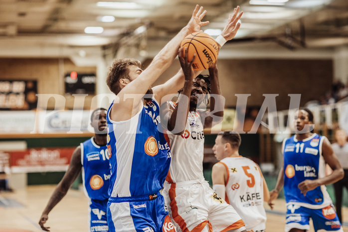 Basketball, Basketball Superliga 2023/24, Grundduchgang 2.Runde, Fürstenfeld Panthers, Oberwart Gunners, Daniel Köppel (14), Dylan Causwell (8)