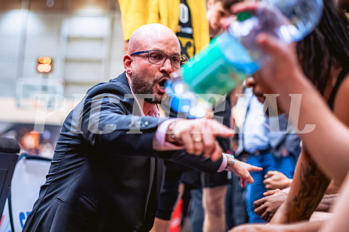 Basketball, Win2Day Superliga 2022/23, Viertelfinale Spiel 4, SKN St. Pölten Basketball, Raiffeisen Flyers Wels, Sebastian Waser (Head Coach)