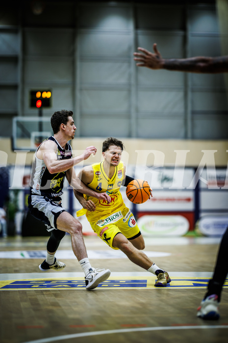 Basketball, Win2Day Superliga 2023/24, Grunddurchgang 4.Runde, SKN St. Pölten, Gmunden Swans, Benedikt Güttl (7), Felix Angerbauer (4)