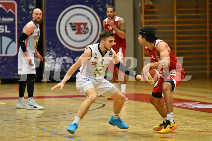 Basketball Superliga 2020/21, Grunddurchgang 8. Runde Flyers Wels vs. BC Vienna, Jan Raszdevsek (4), Alex Robinson (8),


