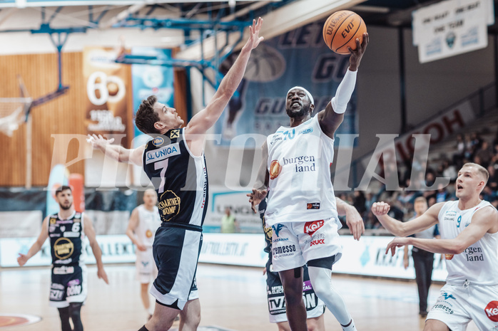 Basketball, Basketball Superliga 2023/24 , VF 2, Oberwart Gunners, Gmunden Swans, Benedikt Guettl (7), Munis Tutu (10)