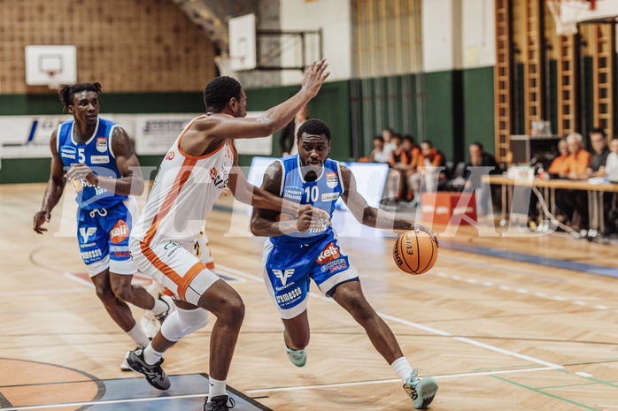 Basketball, Basketball Superliga 2023/24, Grundduchgang 2.Runde, Fürstenfeld Panthers, Oberwart Gunners, Shaquille Rombley (5), Alonzo Campbell (9), Trevion Lamar (10)