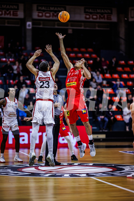 Basketball, Win2Day Superliga 2024/25, Grunddurchgang 13.Runde, BC Vienna, Traiskirchen Lions, Ivan Gavrilovic (23), Noah Oguamalam (20)