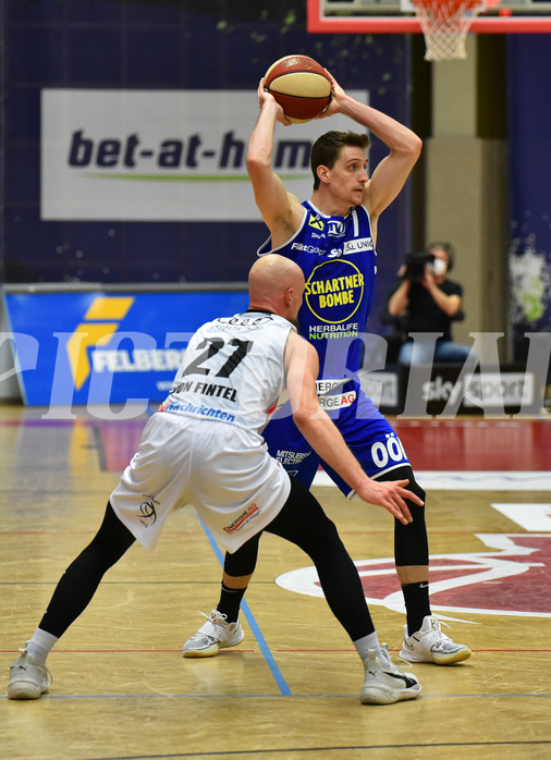 Basketball Superliga 2020/21, Grunddurchgang 6.Runde Flyers Wels vs. Swans Gmunden, Christian Von Fintel (27), Toni Blazan (10)

