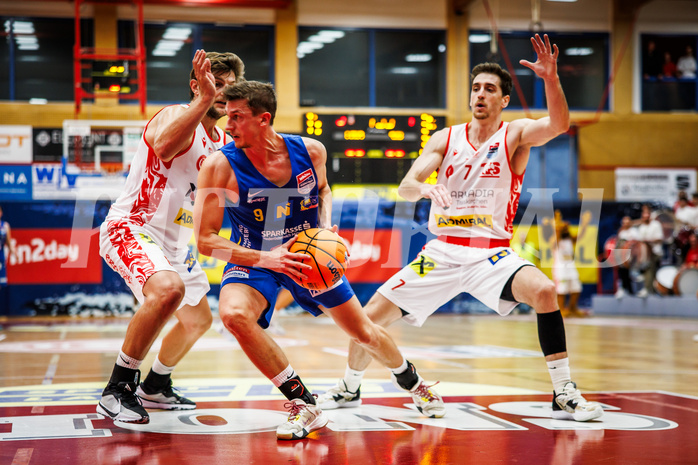 Basketball, Win2Day Superliga 2024/25, Grunddurchgang 4.Runde, Traiskirchen Lions, St. Pölten, Moritz Lanegger-Rest (8), Roman Jagsch (9), Benedikt Güttl (7)