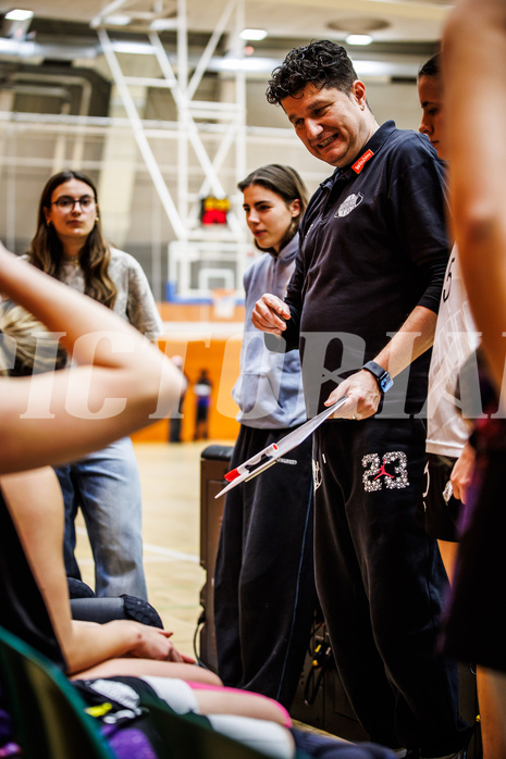Basketball, Win2Day Basketball Damen Superliga 2024/25, Grunddurchgang 11.Runde, Vienna Timberwolves, Vienna United, Vedran Schuch (Ass. Coach)