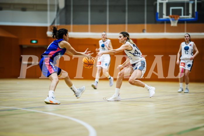 Basketball, Win2Day Basketball Damen Superliga 2023/24, Grunddurchgang 4.Runde, Vienna Timberwolves, UBSC-DBBC Graz, Simona Kuzma (4), Iva Ilic (10)