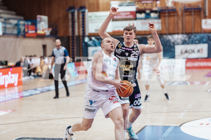 Basketball, Basketball Superliga 2023/24, Grunddurchgang 19.Runde, Oberwart Gunners, Gmunden Swans, Sebastian Kaeferle (7), Orri Gunnarsson (29) Basketball, Basketball Superliga 2023/24, Grunddurchgang 19.Runde, Oberwart Gunners, Gmunden Swans, Sebastian Kaeferle (7), Orri Gunnarsson (29)