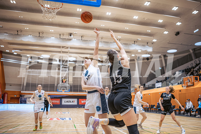 Basketball, Win2Day Basketball Damen Superliga 2022/23, Grunddurchgang 13.Runde, Vienna Timberwolves, Basket Flames, Lilian Schwarzenecker (12), Violeta Grigorova (15)