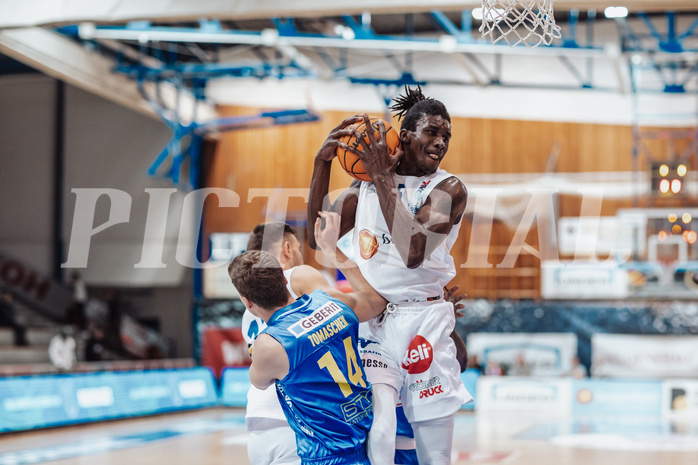 Basketball, Basketball Superliga 2023/24, Grunddurchgang 17.Runde, Oberwart Gunners, SKN St. Poelten, Janis Tomaschek (14), Shaquille Rombley (5)