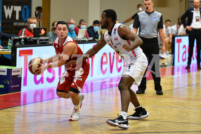 Basketball Superliga 2020/21, Grunddurchgang 8. Runde Flyers Wels vs. BC Vienna, Mustafa Hassan Zadeh (5),Austen Awosika (1),


