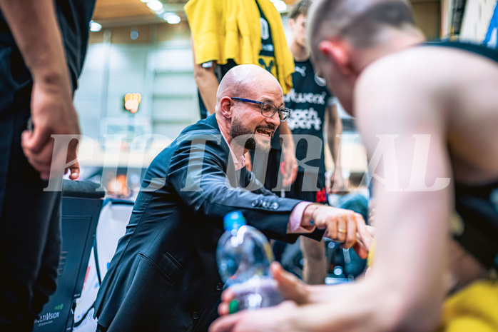 Basketball, Win2Day Superliga 2022/23, Viertelfinale Spiel 4, SKN St. Pölten Basketball, Raiffeisen Flyers Wels, Sebastian Waser (Head Coach)