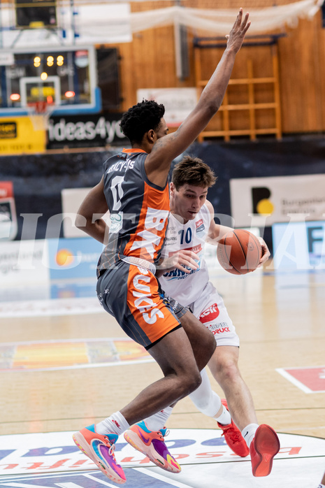 Basketball, Basketball Superliga 2022/23, Platzierungsrunde 10, Oberwart Gunners, Klosterneuburg Dukes, Kevin Bracy-Davis (0), Brock Gardner (10) Basketball, Basketball Superliga 2022/23, Platzierungsrunde 10, Oberwart Gunners, Klosterneuburg Dukes, Kevin Bracy-Davis (0), Brock Gardner (10)